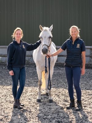 Cheltenham Equine Vets Veterinary Team Members with a Horse Cheltenham Equine Vets Veterinary Team Members with a Horse